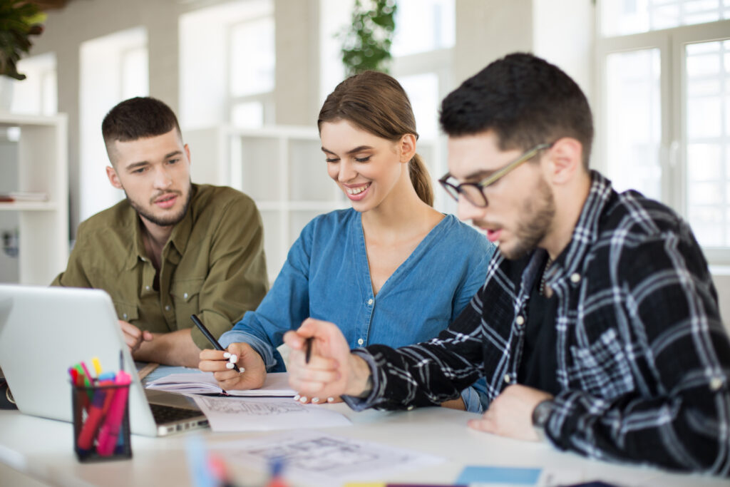 Junge Studenten am Lernen 